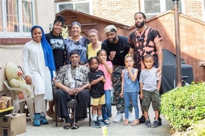 LaRoyce Hawkins – Wife, Children, Girlfriend, Siblings, Girlfriend